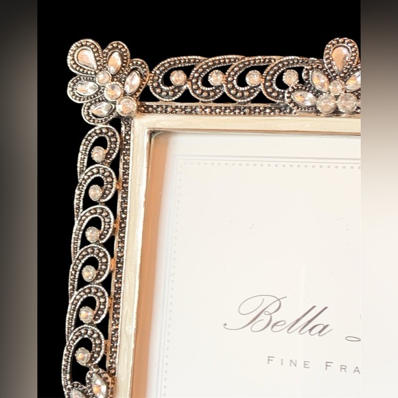 Bella Lux Fine Frames Heavy Metal Rhinestone Silver Toned 4” x 6” Frame - Picture 2 of 5